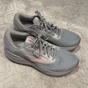 Brooks Women's Gray and Pink Athletic Shoes